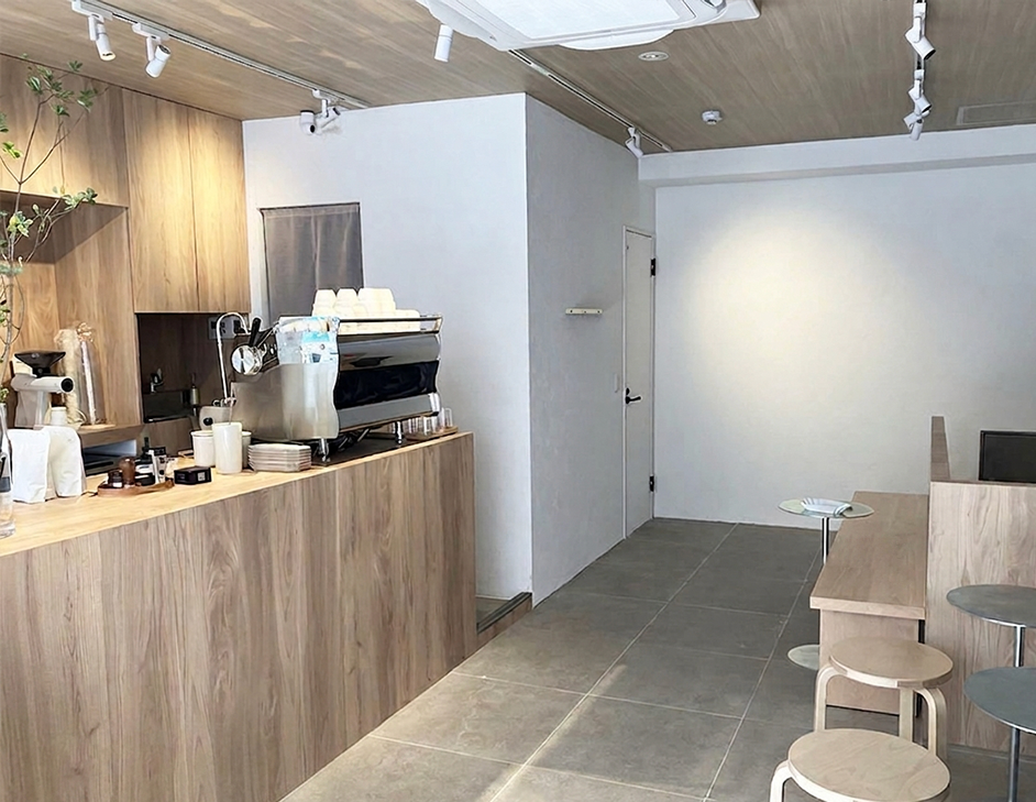 株式会社DSPが事業ゴミ回収を担当する新宿区のカフェ「ROOM COFFEE」の店舗内観(お客様の声・事例)