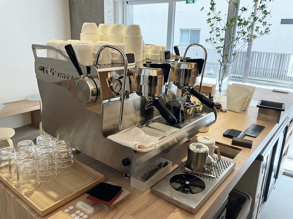株式会社DSPが事業ゴミ回収を担当する新宿区のカフェ「ROOM COFFEE」のコーヒーマシン(お客様の声・事例)