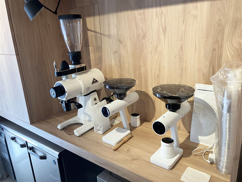 株式会社DSPが事業ゴミ回収を担当する新宿区のカフェ「ROOM COFFEE」のコーヒーマシン(お客様の声・事例)