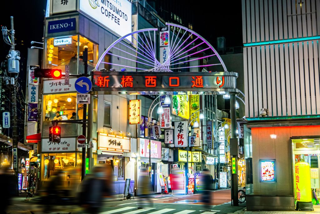 飲食店の立ち並ぶ新橋西口の街並み