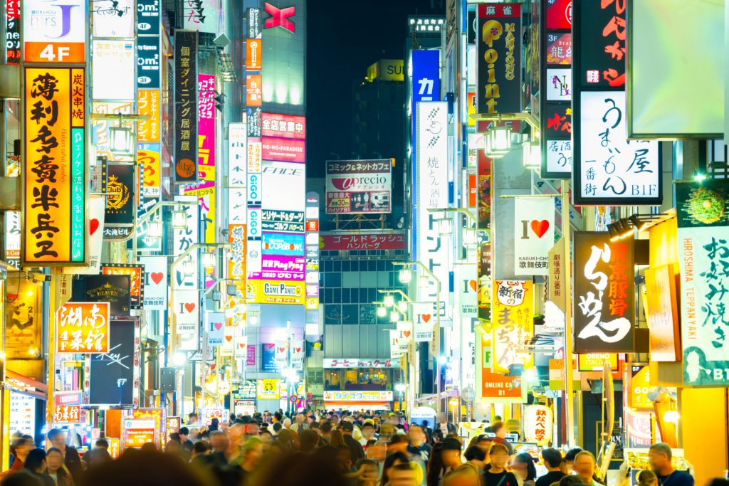 飲食店が並ぶ新宿区の街並み