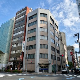 2026年3月に移転した新オフィスビル外観。御徒町駅・仲御徒町駅など複数駅が利用でき通勤も便利です。